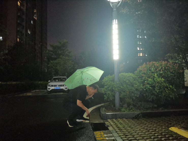 /upload/localpc/default/20220810101834/1有你在，我心安范永亮同志雨中值守.jpg